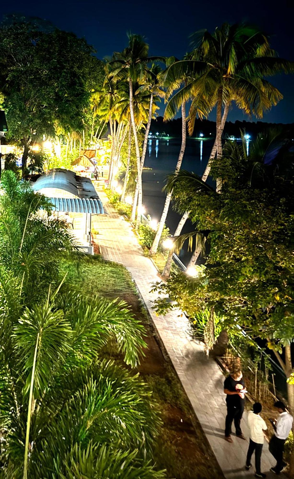 Jaladarshini Lakeside Gardens Bed & Breakfast Kollam Luaran gambar
